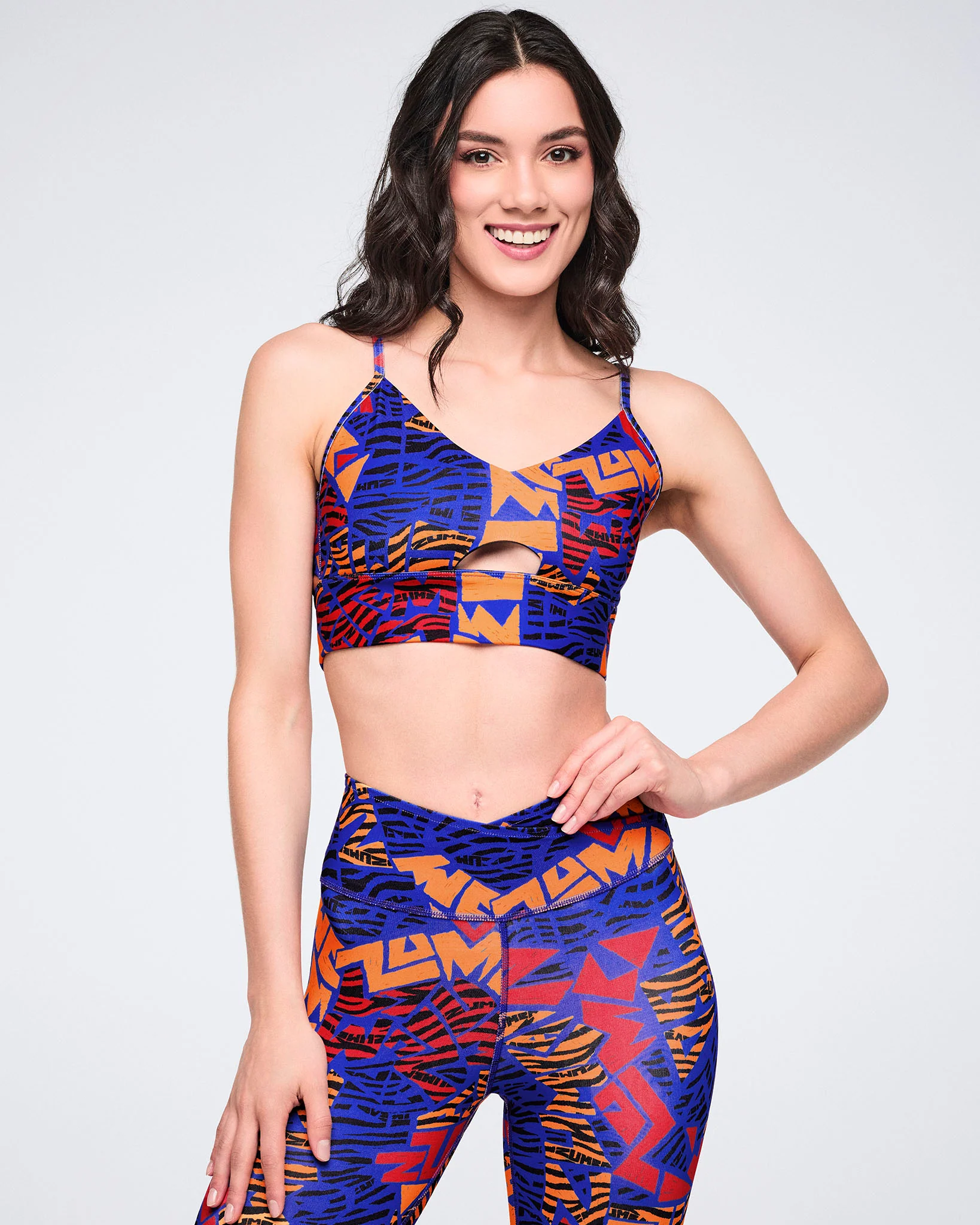 Top Wildbeat Z-Lift Strappy Bra de Zumba Wear Argentina, diseño vibrante multicolor.